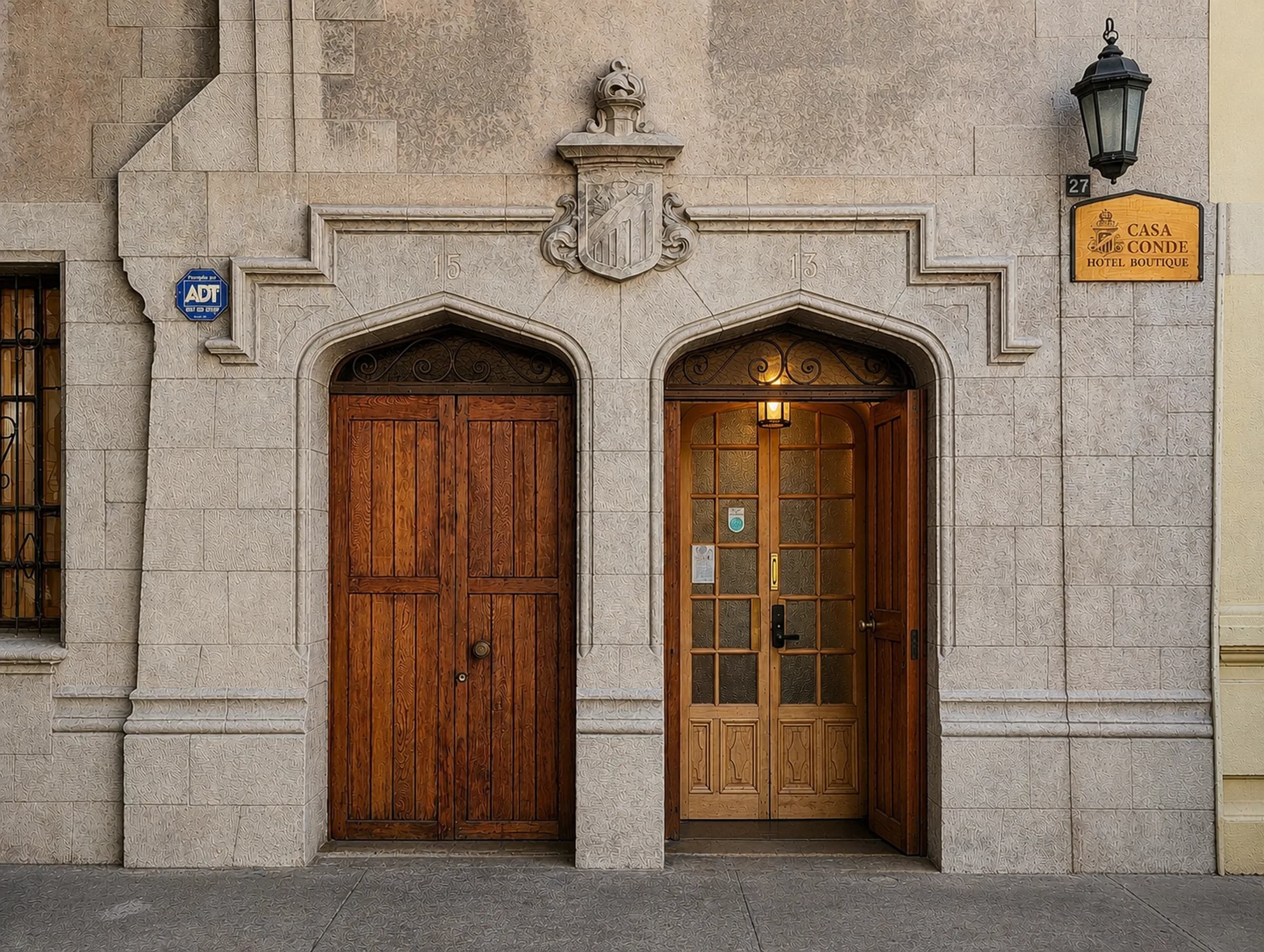 Fachada de piedra de Hotel Boutique Casa Conde en el Barrio Concha y Toro