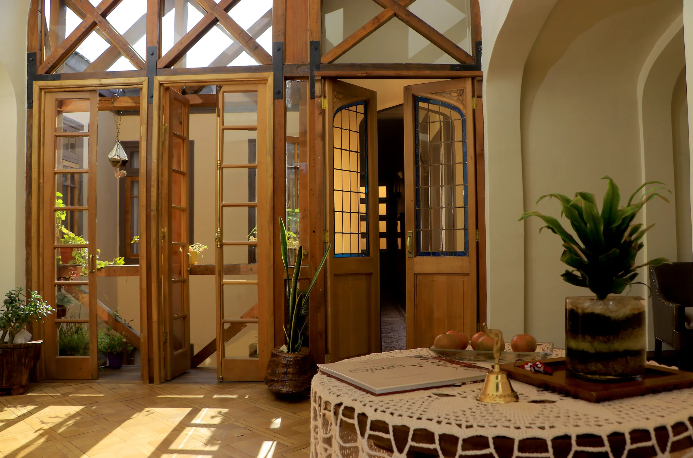 Ventanal de madera y vitrales en el interior de Casa Conde