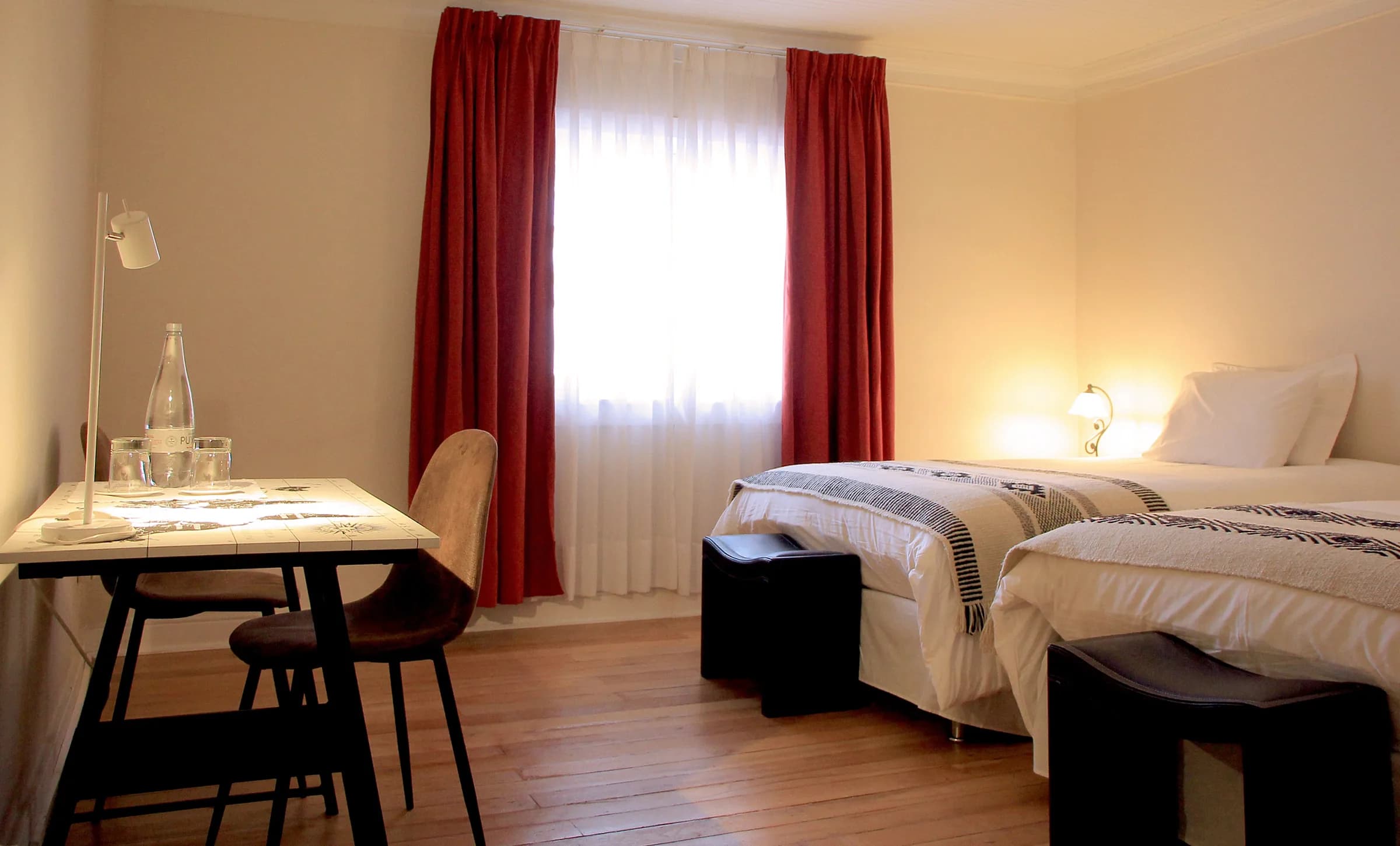 Habitación de Casa Conde con escritorio y dos camas