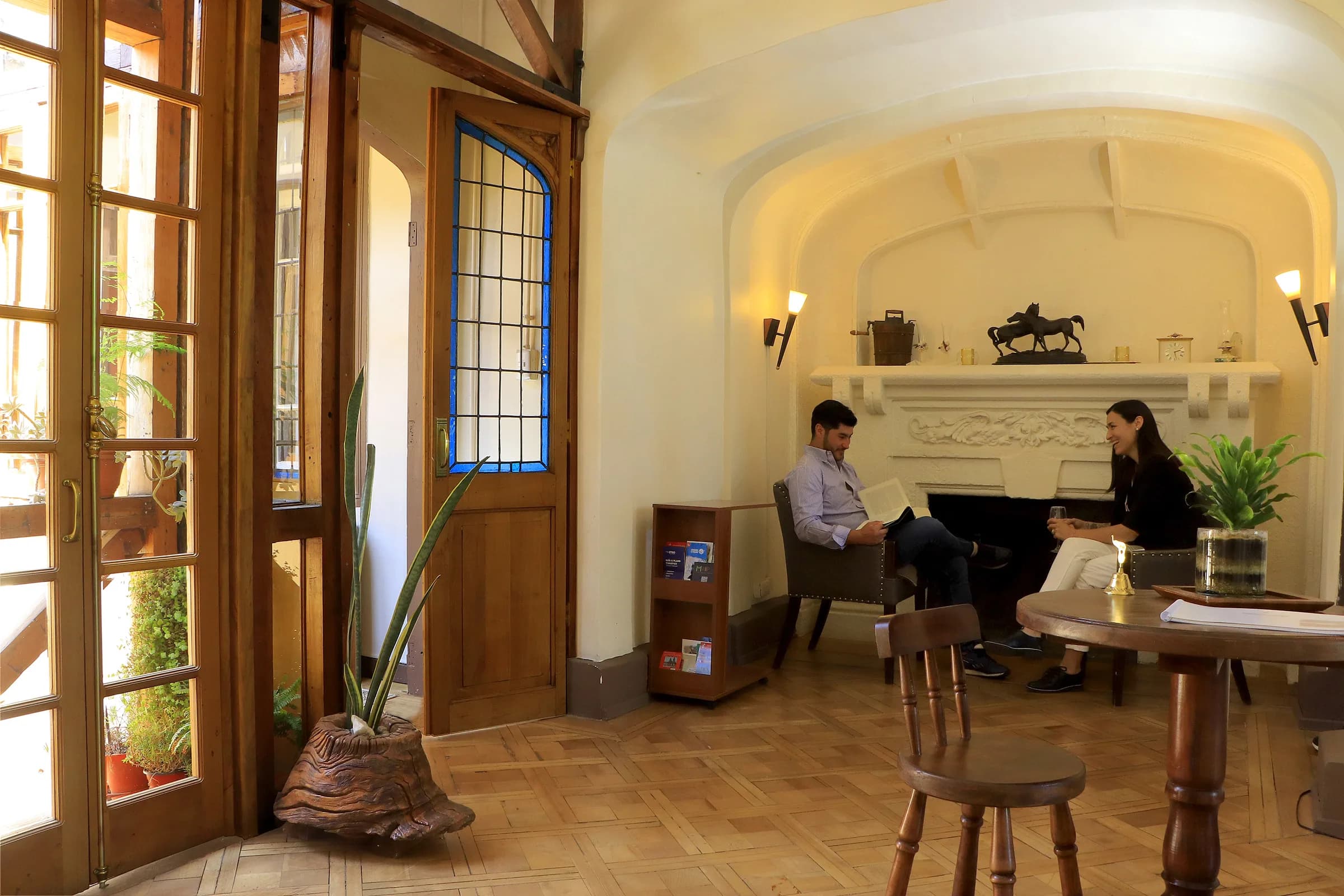 Salón con chimenea de Casa Conde