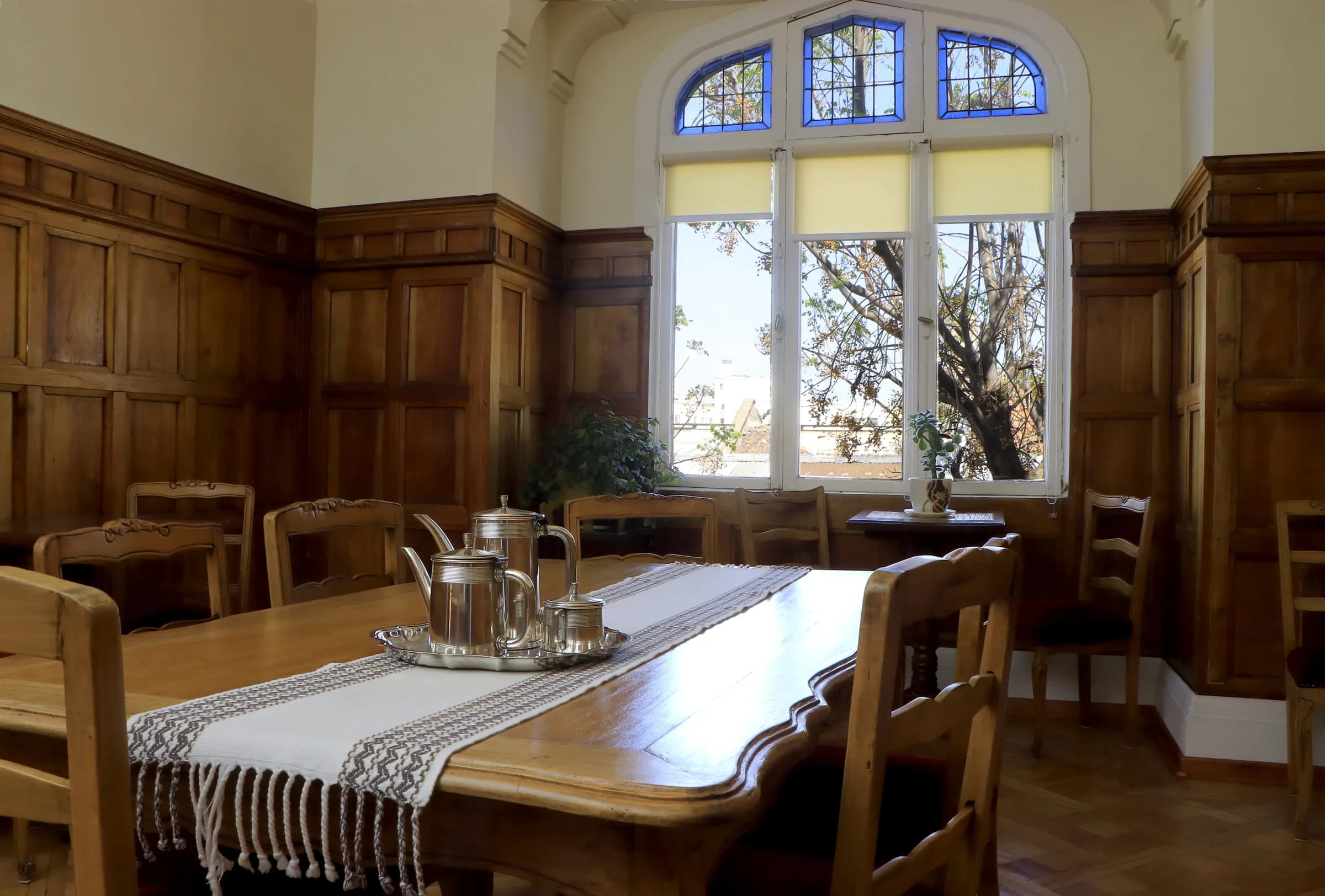 Comedor con boiserie de madera de Casa Conde