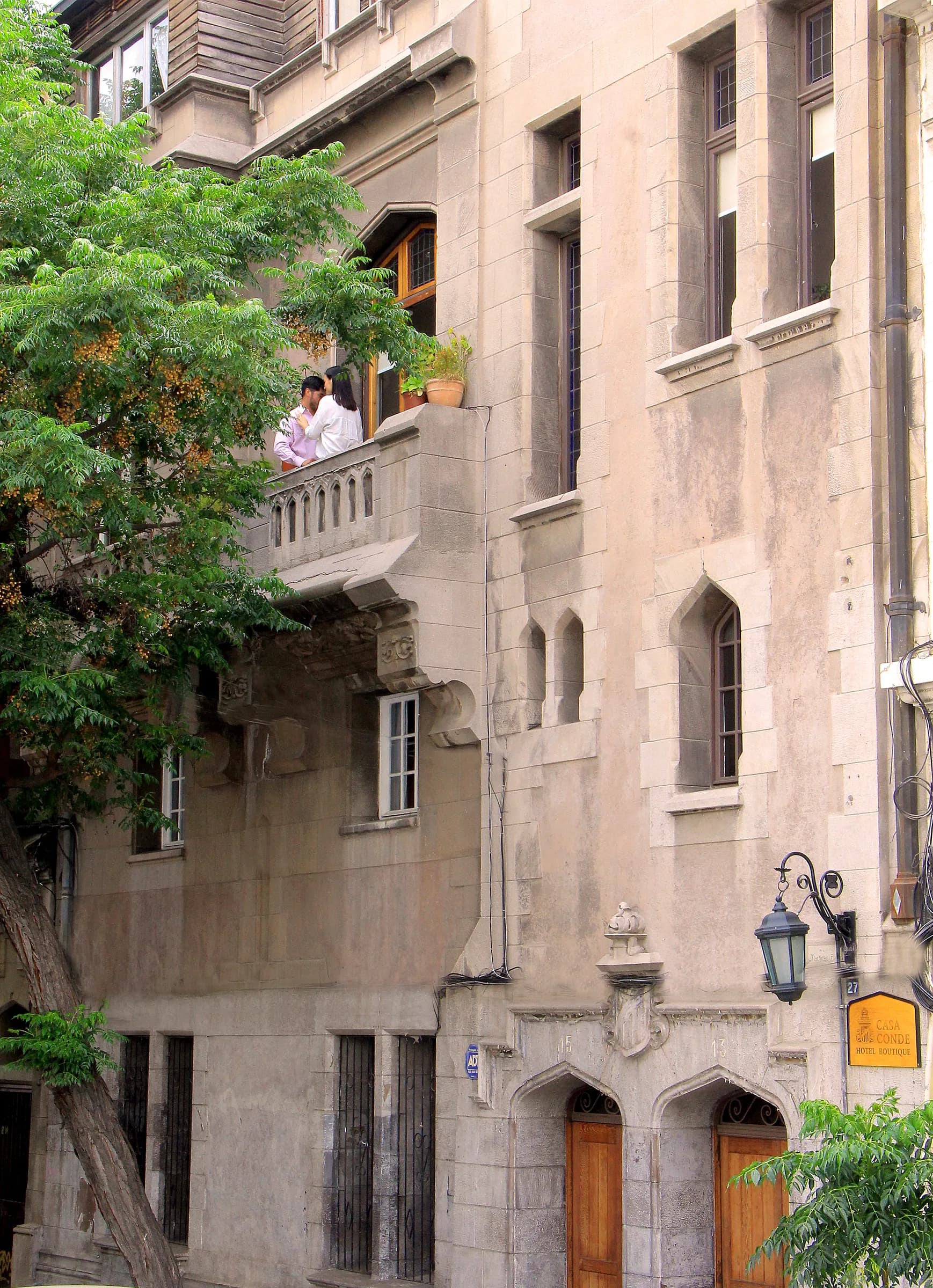 Fachada y balcones del edificio centenario de Casa Conde