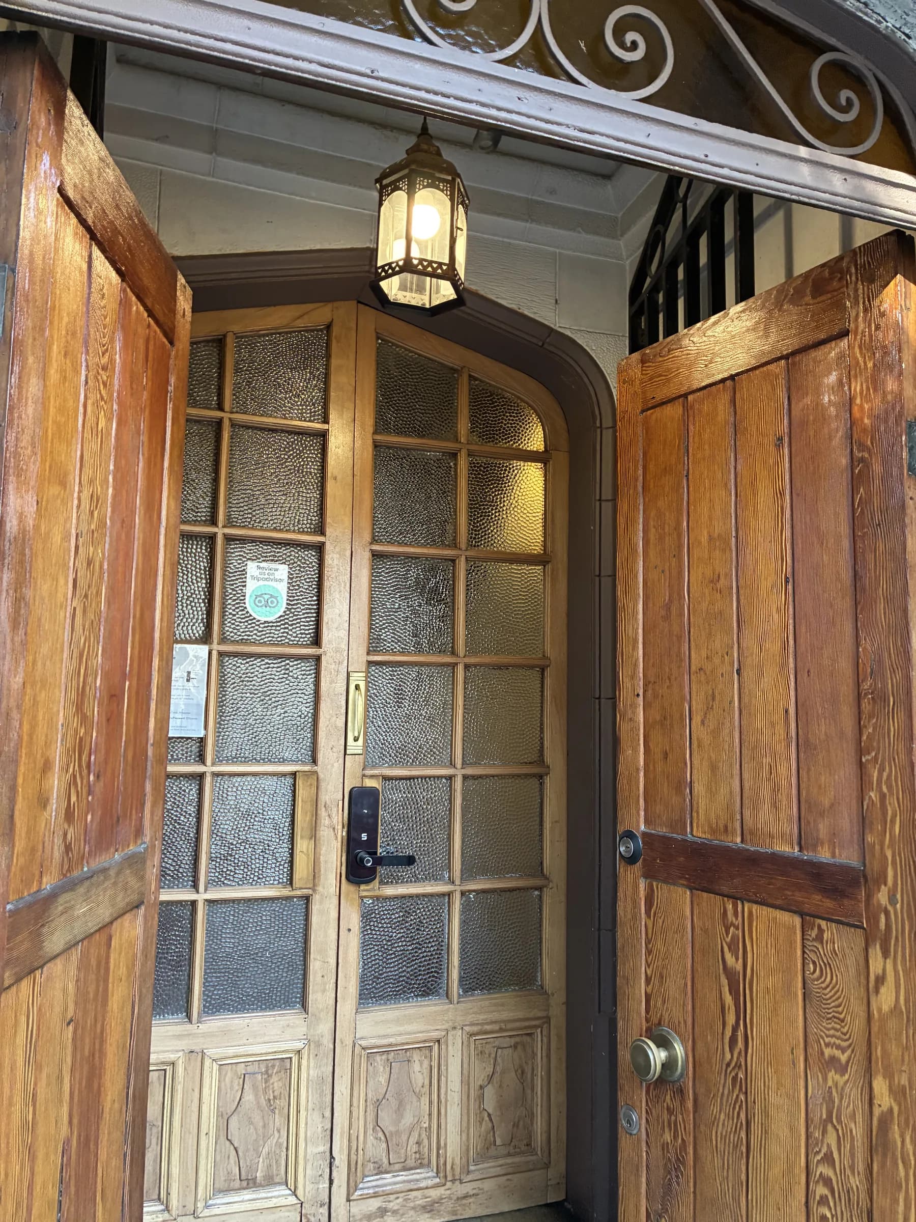 Puerta de acceso de madera de Casa Conde